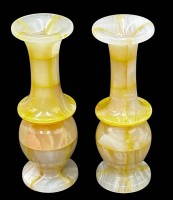 Auktion 367 / Los 15007 <br>Paar kl. Onyx-Stielvasen, H-15 cm
