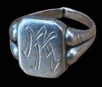 Auktion 367 / Los 1013 <br>Silberring -835-, Gravurplatte "MK". Schiene offen, 3,6 gr.