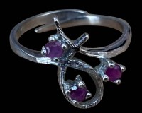 Auktion 367<br>Silberring-925- mit 3 Rubine, offene Ringschiene, 2,3 gr.