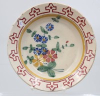 Auktion 367 / Los 9028 <br>Schale, wohl Frankreich 19. Jhd., florales Dekor, 1x am Rand bestossen, H-4,7cm D-23cm