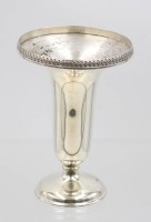 Auktion 367 / Los 11002 <br>Vase auf Stand, S &amp; L, EPNS, gef&uuml;llter Stand, ca. H-13,8cm