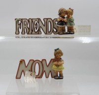 Auktion 367 / Los 15013 <br>2x Aufsteller, Berta Hummel, Kunstmasse, ca. H-7cm B-16cm