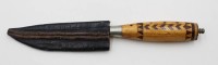 Auktion 367 / Los 16005 <br>Jagdmesser nach antikem Vorbild, Holzgriff mit Intarsien, L-24cm
