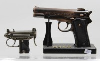 Auktion 367 / Los 16007 <br>2x  fig&uuml;rliche Feuerzeuge, Pistolen, 1x mit Halter, Gr&ouml;&szlig;te ca. 9,5 x 13,5cm, Funktionen nicht gepr&uuml;ft