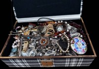 Auktion 367<br>Kasten voller Modeschmuck, ca. 50-60 Teile