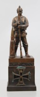 Auktion 367 / Los 7006 <br>Soldatenfigur, 1. WK, wohl Eigenbau, Kopf leider lose, wohl Kupfer, ca. H-20,5cm