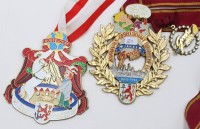 Auktion 367 / Los 15026 <br>2x gr. Karnevalsorden, D&uuml;sseldorf, 1990 u. 1999