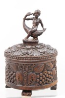 Auktion 367<br>gr. Deckelgef&auml;ss aus Holz, 20/30er Jahre, aufwendig beschnitzt, Putti als Deckelbekr&ouml;nung dieser leider mehrfach besch&auml;digt, ca. H-34,5cm D-22cm