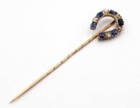 Auktion 367<br>14 Karat Goldnadel um 1900, Saphire u. Diamanten, Hufeisenform, ca. 2,8gr., L-7,3cm