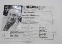 Auktion 367<br>Autogrammkarte sowie Progammblatt mit div. Autogrammen der Schauspieler, Die kleine Kom&ouml;die