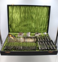 Auktion 367 / Los 11005 <br>Besteck in Kasten, gemarkt, 90er Auflage, &auml;lter, Ziermonogramm, f&uuml;r 12 Personen, Messer L-25,5cm