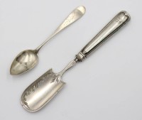 Auktion 367 / Los 11011 <br>Kaffeel&ouml;ffel und kl. Heber, je 12l&ouml;tiges Silber, 1x Punktgravur und 1x Ziermonogramm, ca. 13 und 17,3cm