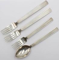 Auktion 367 / Los 11012 <br>4x Besteckteile, Georg Jensen, Bernadotte, &auml;lter, 3 Gabeln und ein L&ouml;ffel, 3 Teile mit Namensgravuren und Datierungen, Sterling, 190,97gr., L-ca. 15,5 > 17cm