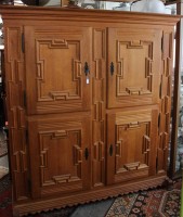 Auktion 367<br>einteiliger antiker Bauernschrank, aufgearbeitet, sehr gute Erhaltung, ca. H-164,5cm B-159,5cm T-45,5cm