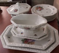 Auktion 367<br>Service Teile "Rosenthal" Entw. Ph.Rosenthal, Maria mit Blumendekor, 12 Teile, 7 Essteller D-24 cm, , 3 div. Platten L25 bis 37 cm,  1 Sauciere, 1x Deckelterrine, alles guter Zustand