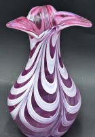 Auktion 367<br>schwere Kunstglasvase, rosa, H-25 cm, D-oben 16 cm, signiert