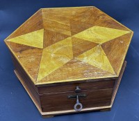 Auktion 367<br>6-eckiger Holzkasten, intarsiert, mit Schl&uuml;ssel,  innen Spiegel und Einteilung, D-21 cm