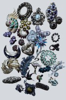 Auktion 367<br>ca. 32 Schmuckst&uuml;cke mit bunten Strass, tw. emailliert, alles Modeschmuck, von klein bis gross