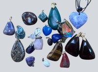 Auktion 367<br>ca. 20 Stein-Anh&auml;nger, div. Farben und Gr&ouml;ssen, 2x mit Band