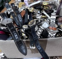 Auktion 367<br>Karton voller Damenuhren, Quartz und mechanisch, auch Dugena, Seiko, Fossil etc. Nicht &uuml;berpr&uuml;ft, ca. 50 Teile