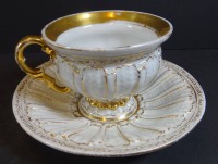 Auktion 338 / Los 8002 <br>Meissen Prunktasse, Knaufschwerter um 1860, 1.Wahl, Golddekor etwas berieben, U.T. mit minimalen Chip,