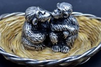 Auktion 367<br>2 Affenkinder im Korb, Silber-800-, H-3 cm, B-6 cm, 43 gr.