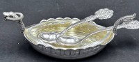 Auktion 367 / Los 11025 <br>Gew&uuml;rzsch&auml;lchen in Form eines Drachenbootes, Silber-830- mit Glaseinsatz und 2 L&ouml;ffelchen, L-8 cm, 18 gr ohne Glas