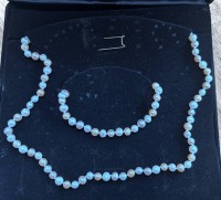 Auktion 367<br>Perlenkette mit pass. Armkette, leicht get&ouml;nt, L-ca. 45 und 19 cm, neu in Kasten, D-0,5 cm,Lagerungsspuren