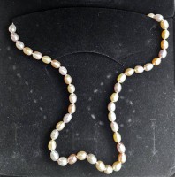 Auktion 367<br>Perlenkette, neu in Kasten, leicht get&ouml;nte, L-48 cm, Magnetschliesse