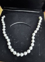 Auktion 367<br>weisse Perlenkette mit Silberschliesse, neu in Kasten, L-ca. 44 cm