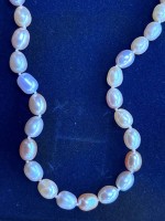 Auktion 367<br>Perlenkette, leicht get&ouml;nt, Magnetschliesse, L-48 cm, ungetragen im Kasten