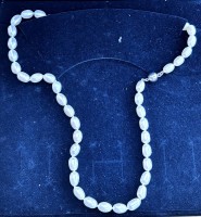 Auktion 367<br>olivenf&ouml;rmige Perlenkette, weiss, Magnetschliesse,L-48 cm, neu in Schachtel