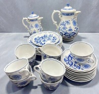 Auktion 367<br>Kaffee-Teeservice  Teile "Hutschenreuther" Zwiebelmuster , gr. und kleine Kanne, 9 Tassen mit U.T., 6 Kuchenteller, 26 Teile