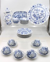 Auktion 367<br>Kaffeeservice f&uuml;r 6 Personen, Hutschenreuther, Zwiebelmuster, Kaffeekern, 6 kompl. Gedecke, Tortenplatte, ovales Tablett und 6 Eierbecher, Kanne H-ca. 23cm, Tassen H-6,5cm