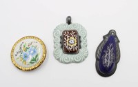 Auktion 367<br>2x div. Porzellan-Anh&auml;nger und eine Brosche, unterschiedl. Dekore und Manufakturen, ca. L-5,5cm