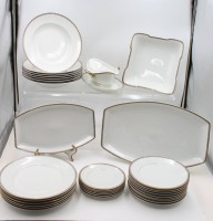 Auktion 367<br>30 Service-Teile, Krautheim, 30er Jahre, Art D&eacute;co Goldrand mit schwarzem Ornamentmuster, 1x flacher Teller bestossen, teilw. berieben