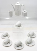 Auktion 367<br>Mokka-Service f&uuml;r 6 Personen, Krautheim, 60/70er Jahre, Wei&szlig;porzellan mit Reliefdekor, Kanne H-18,5cm Tassen H-6,7cm