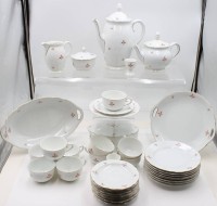 Auktion 367<br>38 Art-D&eacute;co Serviceteile, BAVARIA, Deckeldose, 4 Tassen und ein Eierbecher besch&auml;digt, Kanne H-27cm Tassen H-5,4cm