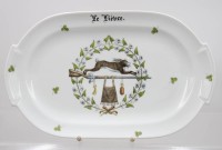 Auktion 367<br>Porcelaine d'Auteuil Paris Chambord "Le Li&egrave;vre" (Der Hase)-Servierplatte, Stand  mit kl. Chip, ca. 41 x 25cm