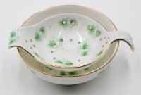 Auktion 367<br>Teesieb mit Abtropfschale, Staffordshire, ca. H-3,3cm D-9cm