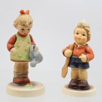 Auktion 367 / Los 9038 <br>2x Hummelfiguren von Goebel, H-max. 11 cm