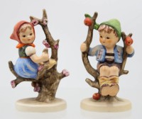 Auktion 367 / Los 9040 <br>2x Hummelfiguren von Goebel im Apfelbaum, H-10 cm