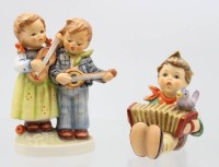 Auktion 367 / Los 9041 <br>2x Hummelfiguren von Goebel, musizierend, H-10 cm
