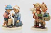 Auktion 367 / Los 9042 <br>2x Kinderpaare , Hummelfiguren von Goebel, H-11 cm