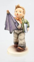 Auktion 367 / Los 9049 <br>Hummelfigur von Goebel, Junge mit Regenschirm, H-15 cm