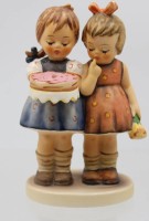 Auktion 367 / Los 9052 <br>Hummelfigur von Goebel, zwei Feinschmecker, Hals kaum sichtbar geklebt, H-13 cm