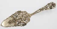 Auktion 367<br>gr. Tortenheber, 800er Silber, Rosenmuster, 77,6gr., L-23cm