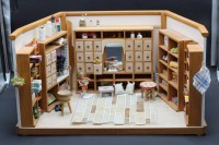 Auktion 367<br>gr. Puppenstuben-Laden mit Inhalt, H-31 cm, B-55 cm, Tiefe ca. 34 cm