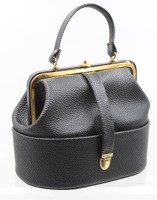 Auktion 367<br>Leder-Handtasche, zweiteilig zum Abnehmen, innen Futter eingerissen, Leder, 23x28 unten