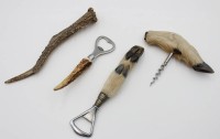 Auktion 367 / Los 15048 <br>2x jagdl. Flaschen&ouml;ffner und ein Korkenzieher sowie Geweihst&uuml;ck, ca. L-20cm
